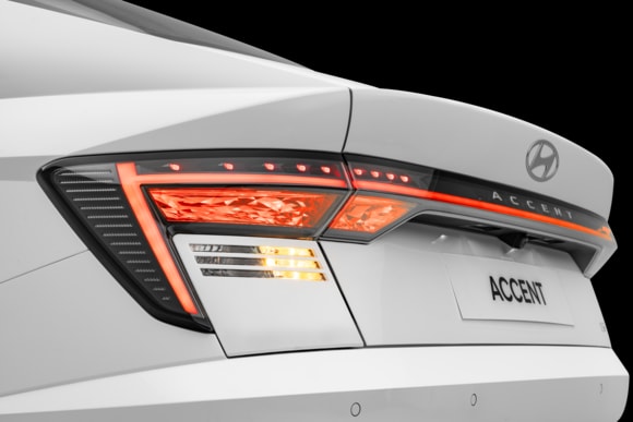Cụm đèn hậu LED vắt ngang đuôi xe phong cách tương lai