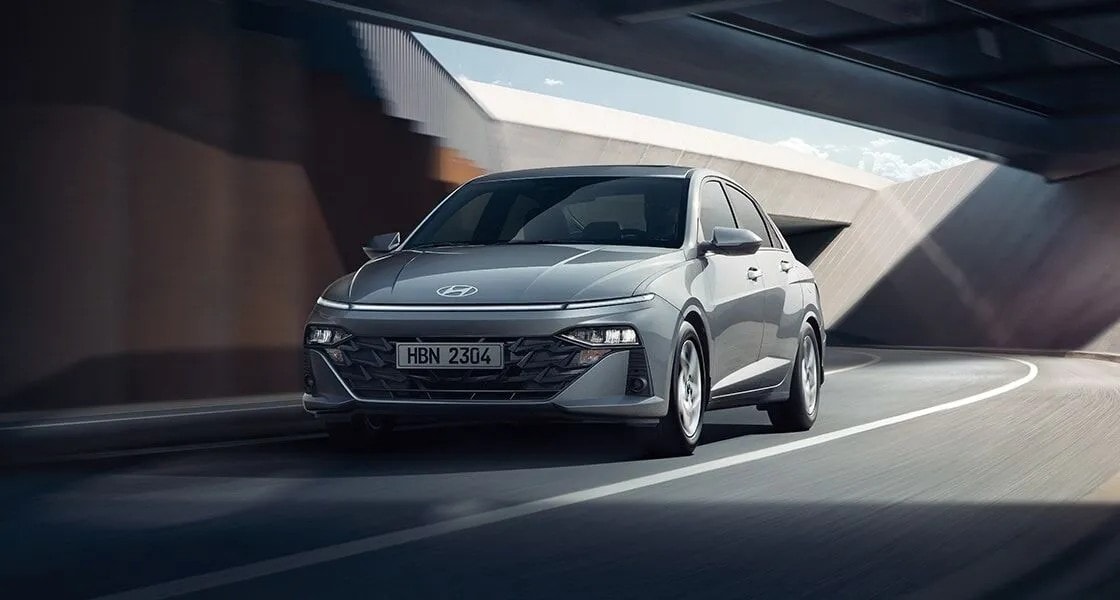 Khoang lái hiện đại với màn hình kép liền khối trên All New Hyundai Accent