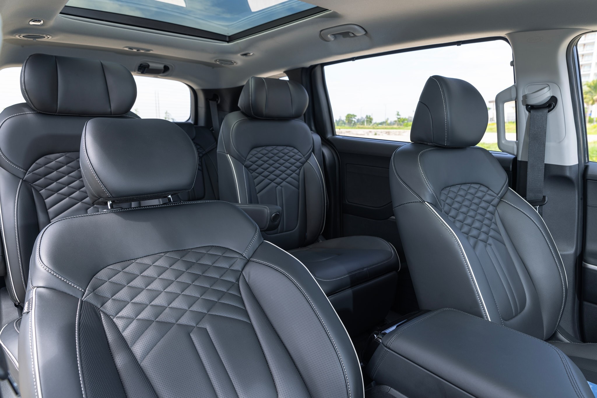 Khoang lái hiện đại với màn hình dọc 10.4 inch trên Hyundai Custin