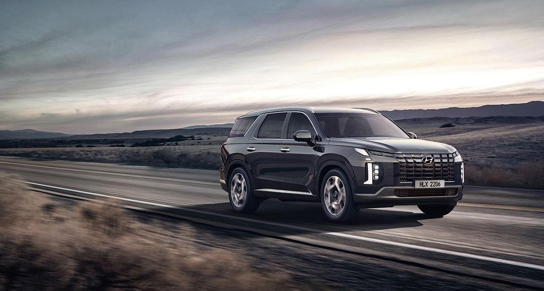 Hyundai Palisade vận hành trên đường nhựa trong khung cảnh tự nhiên