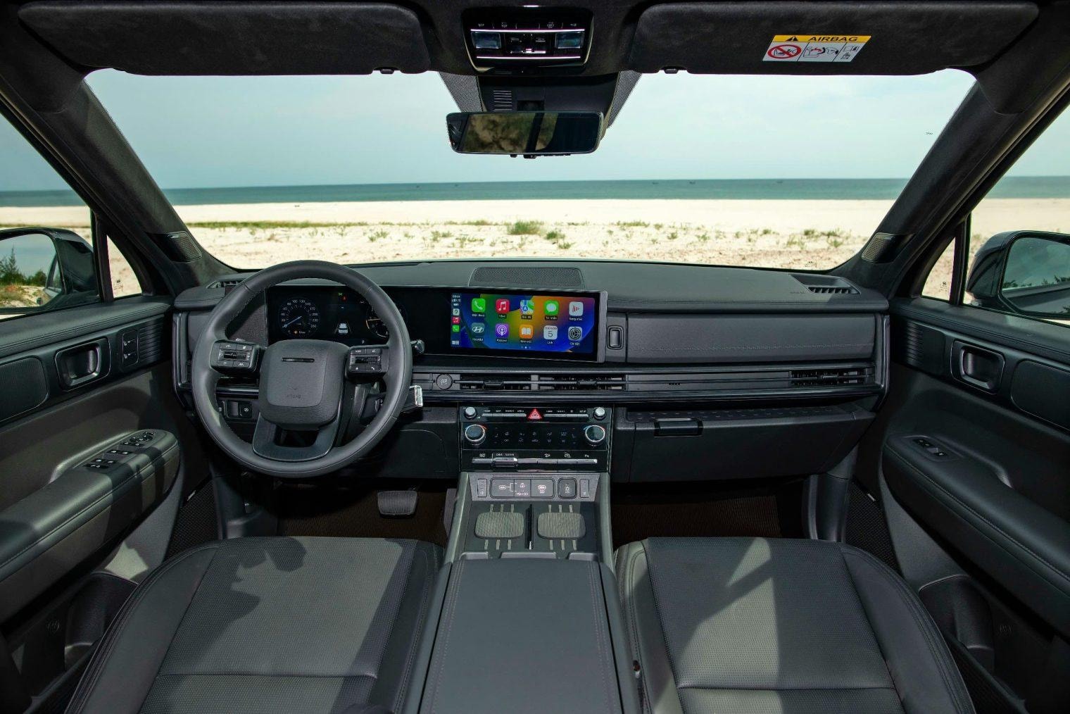 Toàn cảnh khoang lái Hyundai Santa Fe với bảng điều khiển mở rộng