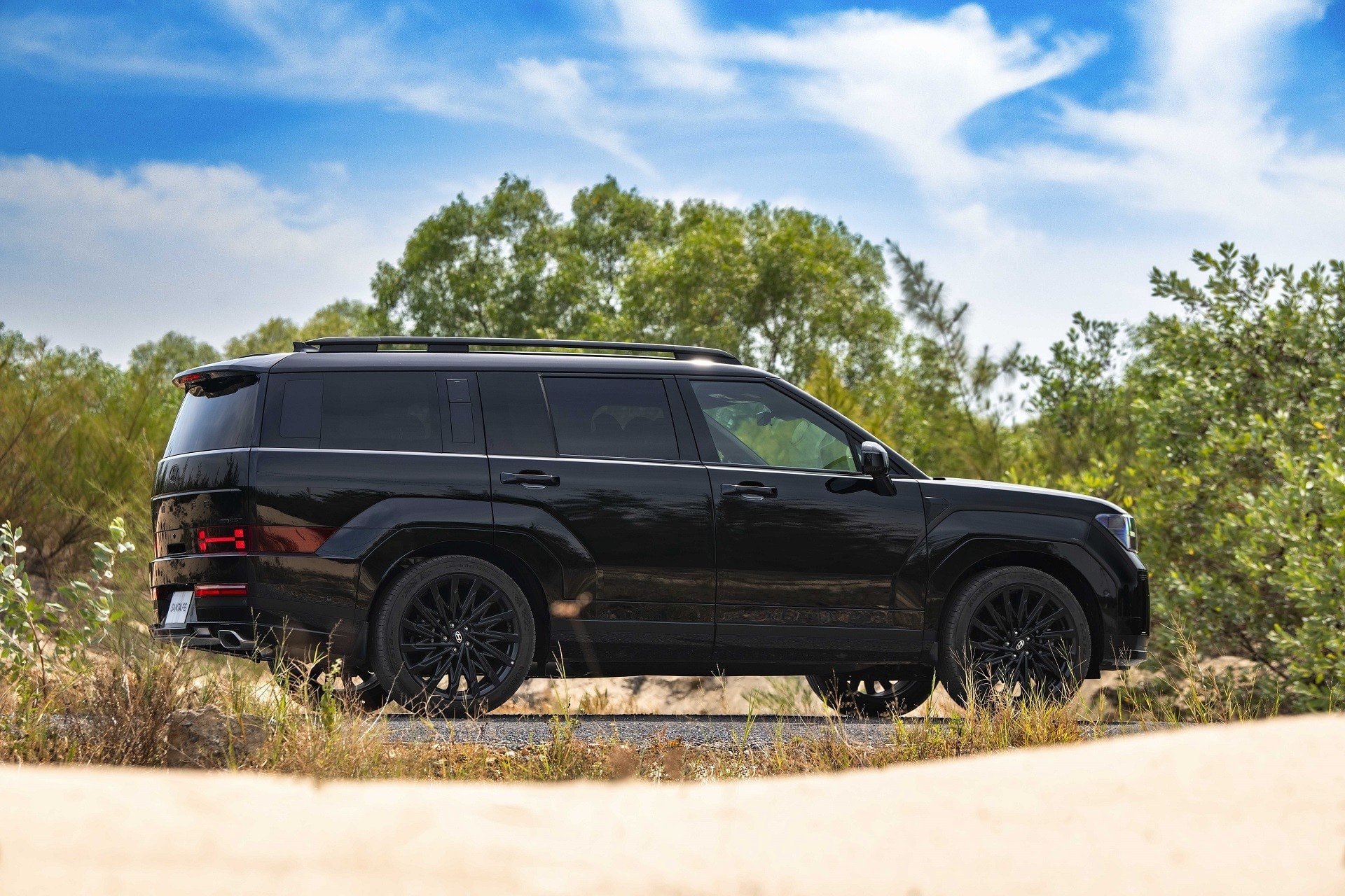Hyundai Santa Fe màu đen nhìn chéo phía trước trong không gian studio