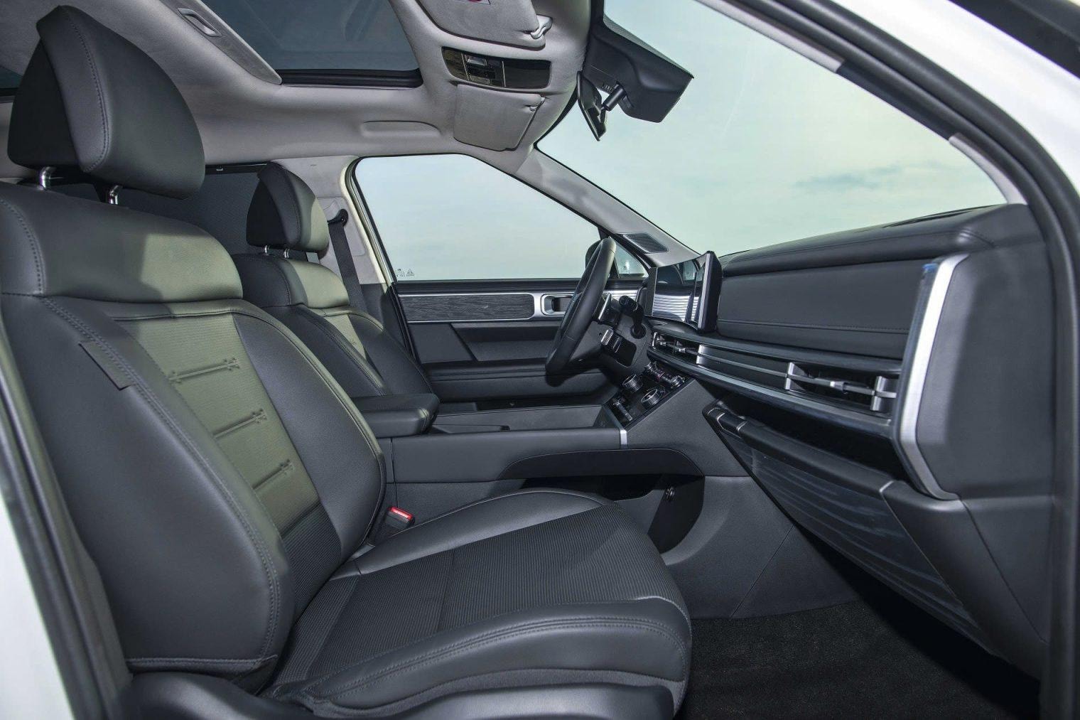 Khoang hành khách Hyundai Santa Fe với ghế da và cửa sổ trời