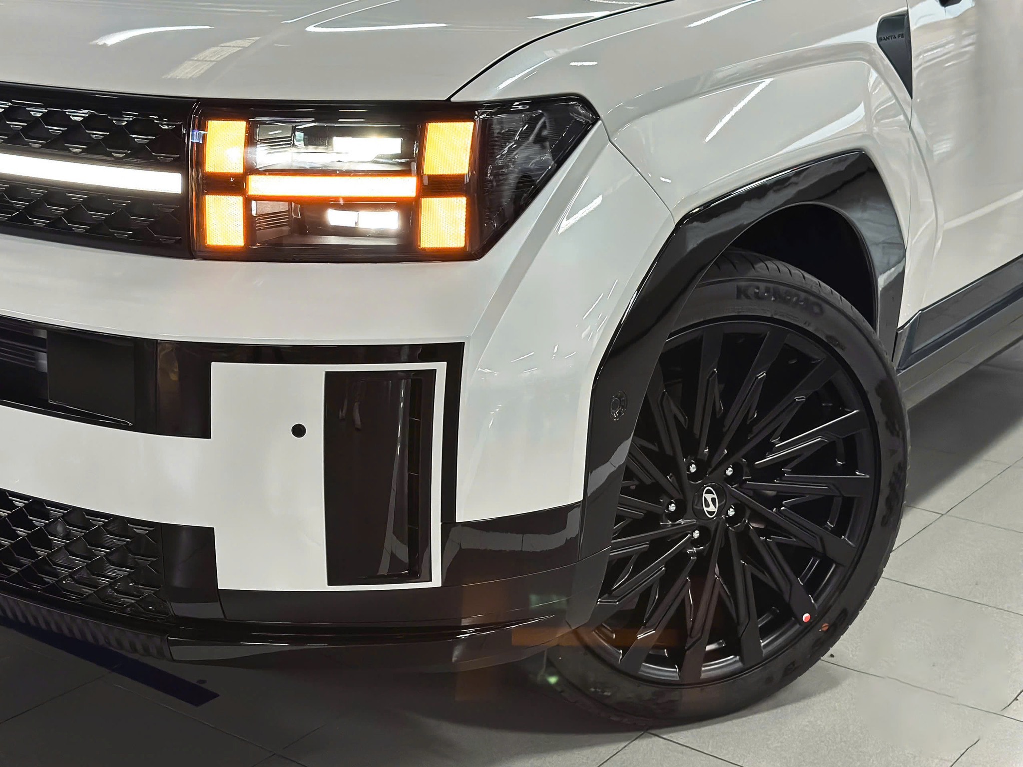 Cốp mở rộng rảnh tay tạo không gian cắm trại terrace Hyundai Santa Fe
