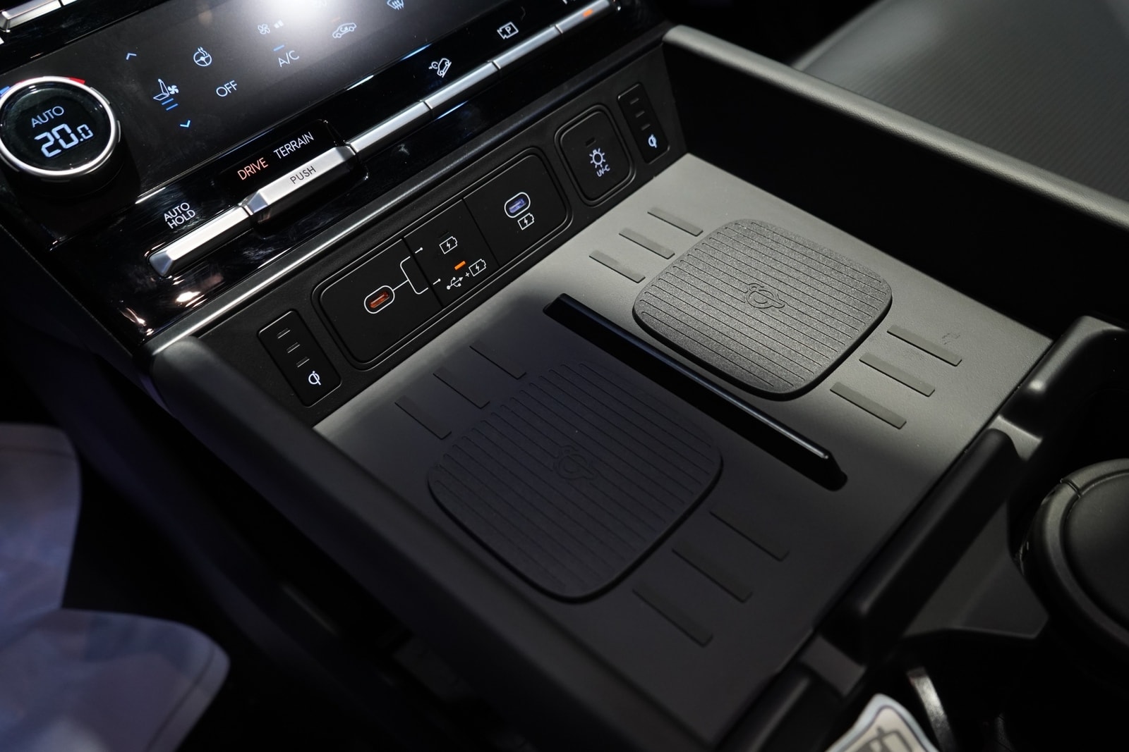 Cụm sạc không dây kép Qi tích hợp quạt tản nhiệt Hyundai Santa Fe