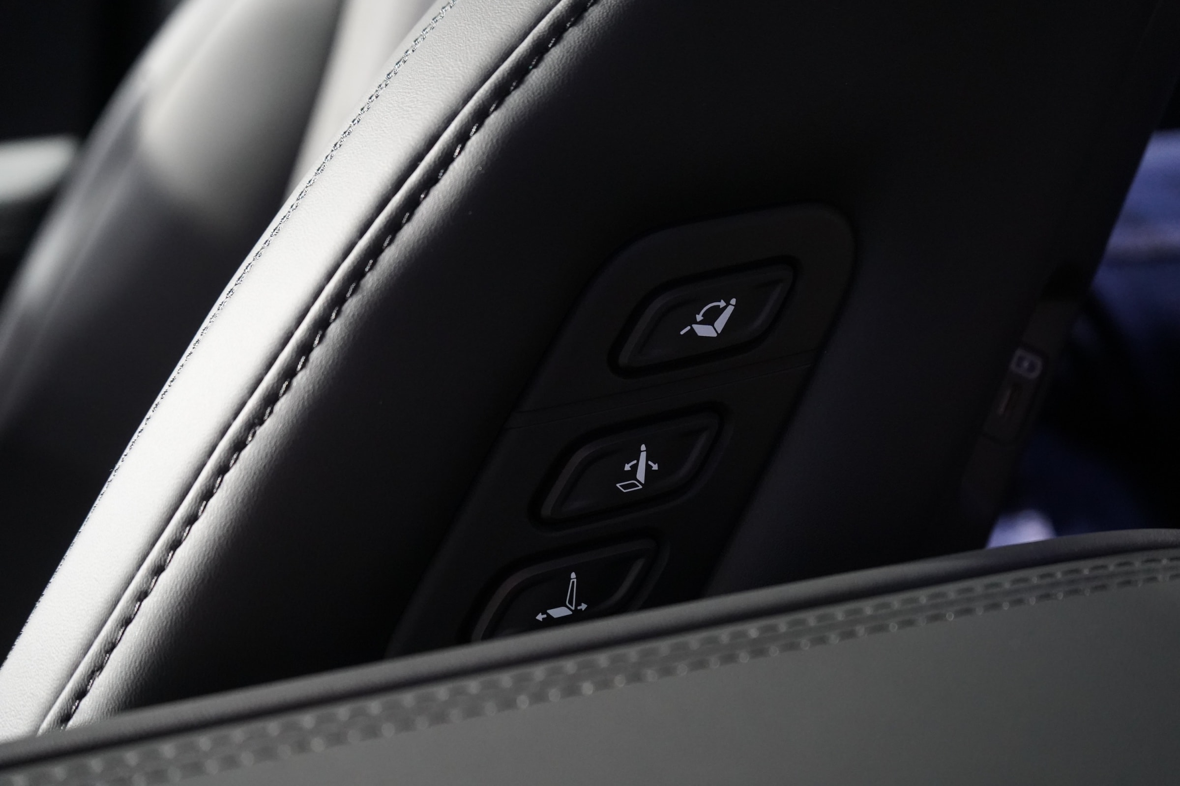 Ghế da Nappa cao cấp chỉnh điện nhớ 2 vị trí tích hợp sưởi làm mát Hyundai Santa Fe