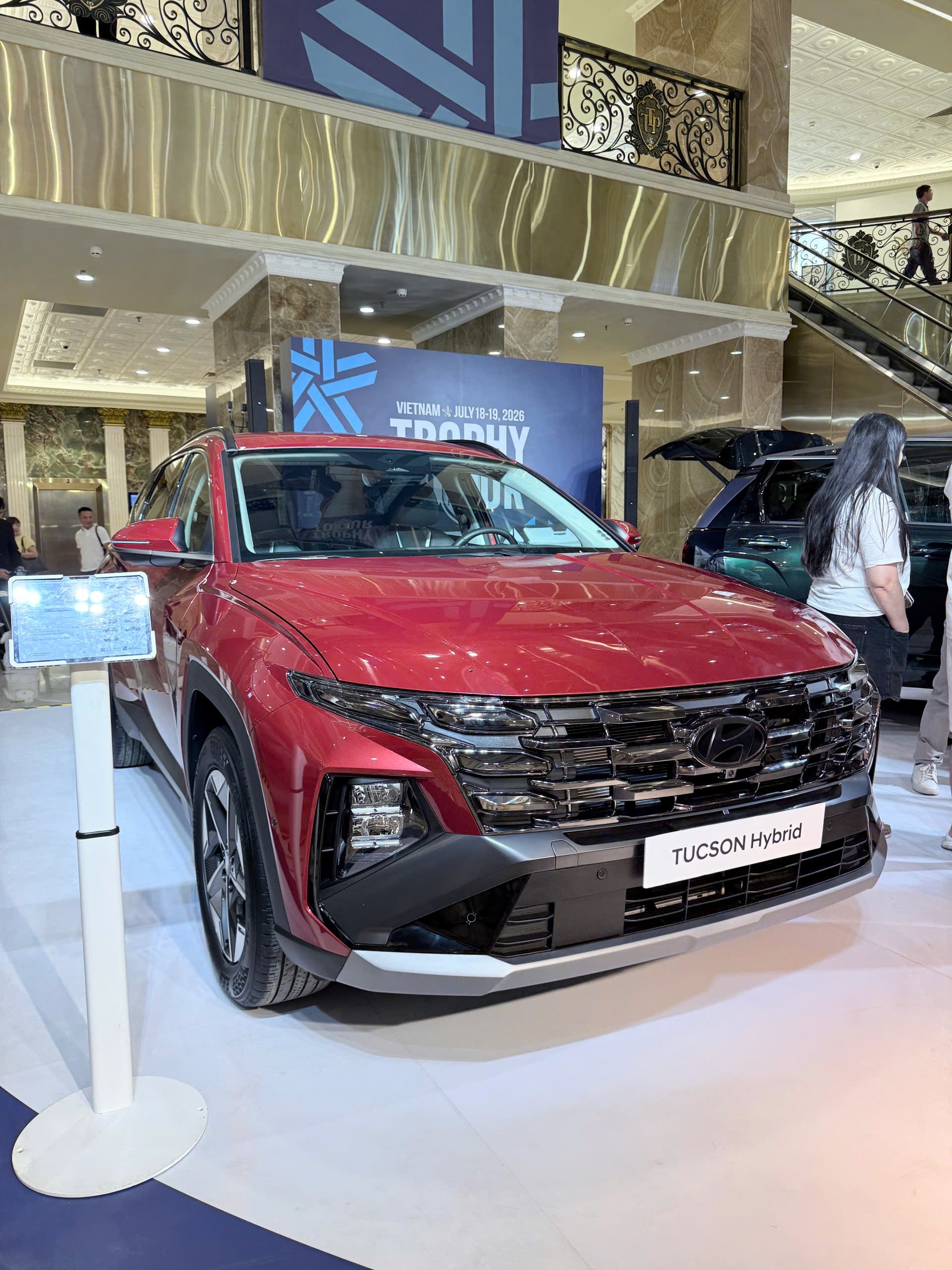 Tucson Hybrid màu đỏ góc trước bên trái trong khu trưng bày