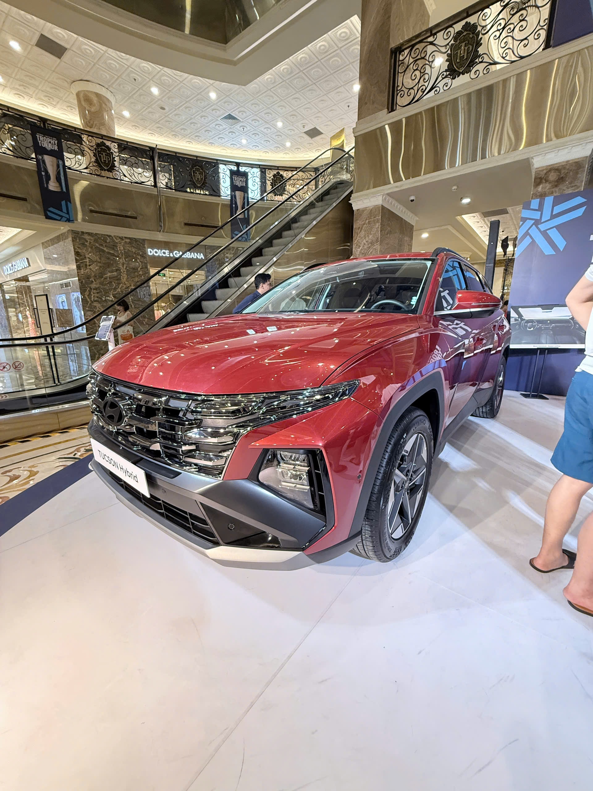 Tucson Hybrid màu đỏ góc trước bên phải trong khu trưng bày