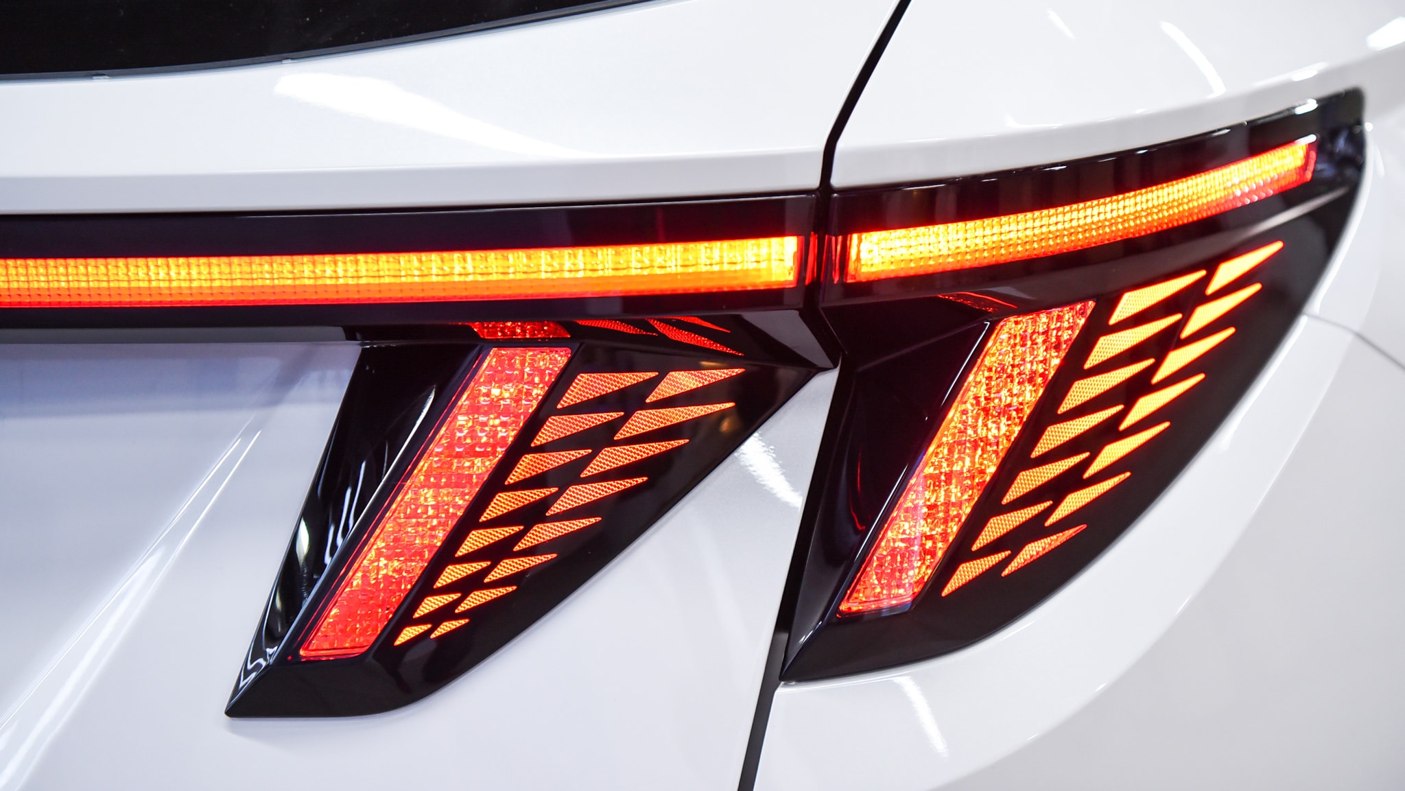 Cụm đèn hậu LED biểu tượng và gạt mưa ẩn Hyundai Tucson